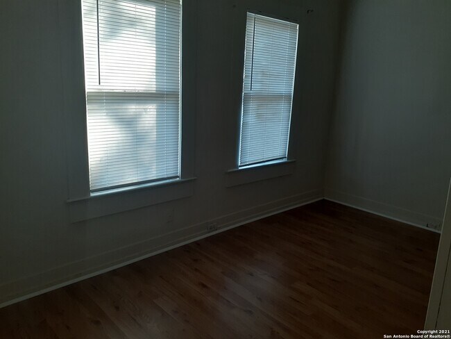 318 Lorraine Ave San Antonio, TX 78214 photo 4