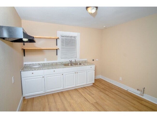 1323 Lamar St San Antonio, TX 78202 photo 3