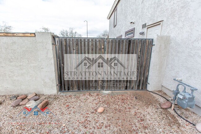 2805 S Abbey Circle photo 4