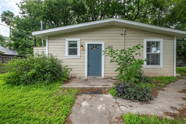 2100 E 2nd St Austin, TX 78702 photo 3