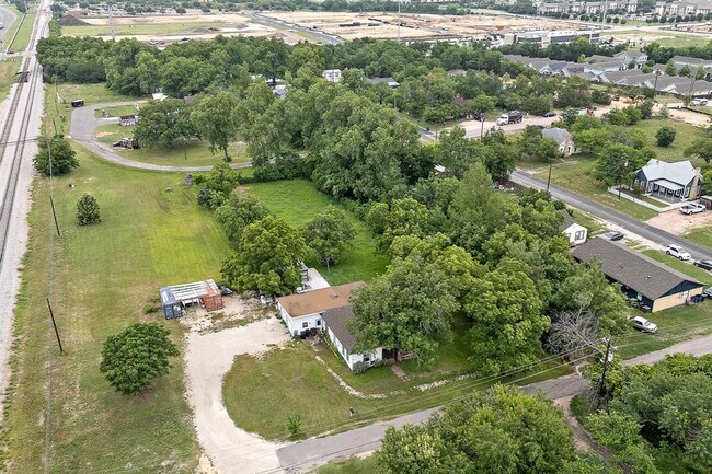 103 E Willis St Leander, TX 78641 photo 4