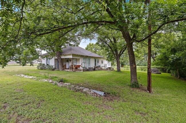 103 E Willis St Leander, TX 78641 photo 3