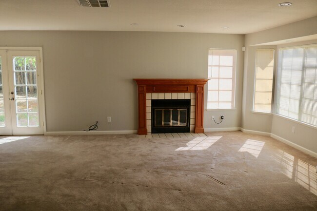 Charming 4 Bed Home on Court photo 3