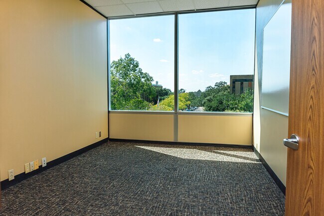 2425 Fountain View Dr - 290 photo 4