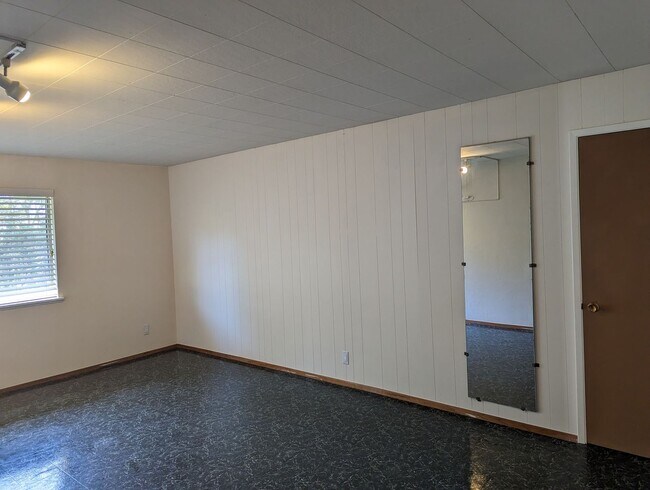 Spacious 2 Bed 1 Bathroom In-law Unit With Lots Of Natural Light, Newly Remodeled photo 4