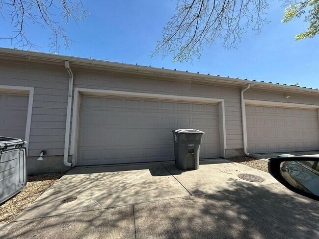 212 Stellariga Pl Dallas, TX 75203 photo 4