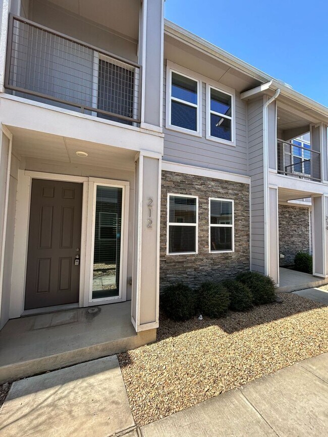 212 Stellariga Pl Dallas, TX 75203 photo 2
