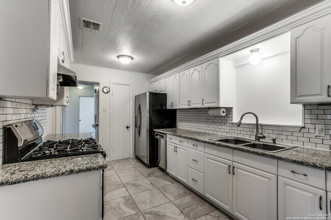 1306 Oblate Dr San Antonio, TX 78216 photo 4