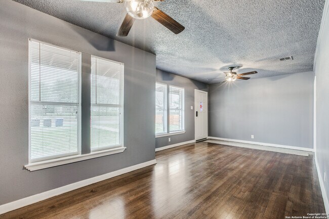 1306 Oblate Dr San Antonio, TX 78216 photo 2
