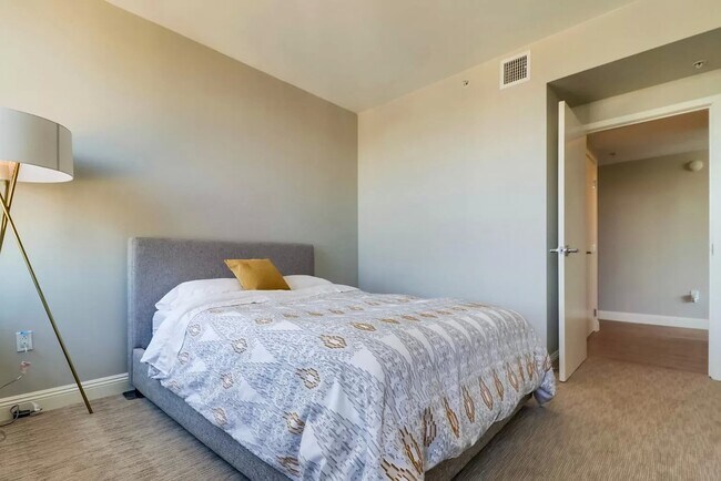 321 Tenth Ave San Diego, CA 92101 photo 2