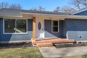 2205 Elmwood Blvd Dallas, TX 75224 photo 2