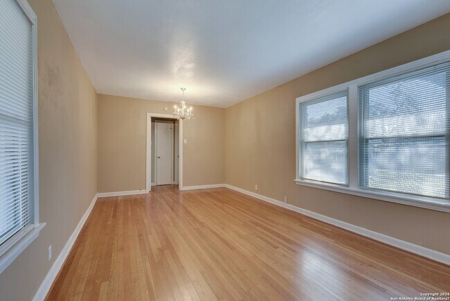 1322 W Malone Ave San Antonio, TX 78225 photo 4