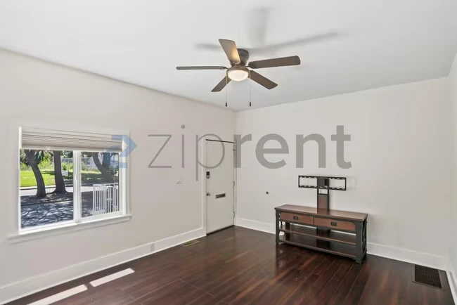 Unit 1104 photo 3