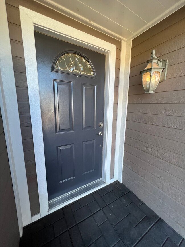 Three Bedrooms Two Bathrooms in Lakeside photo 2