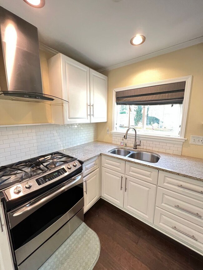 Three Bedrooms Two Bathrooms in Lakeside photo 4