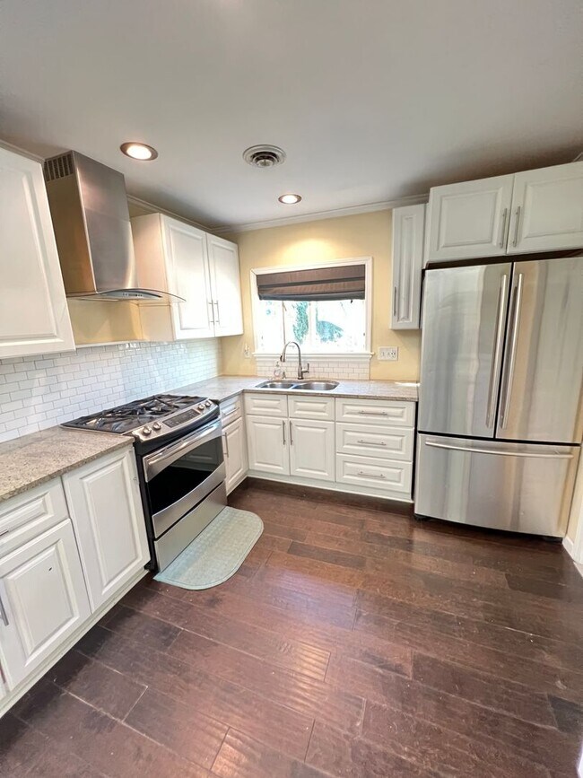 Three Bedrooms Two Bathrooms in Lakeside photo 3