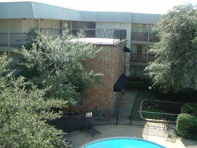 910 Duncan Ln Austin, TX 78705 photo 3