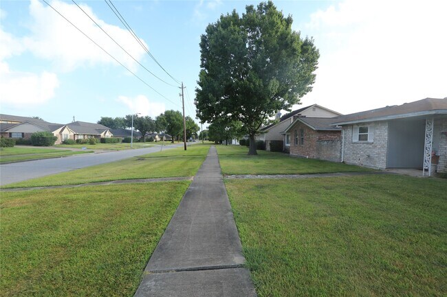 6573 South Briar Bayou Drive, Houston, TX 77072 photo 3