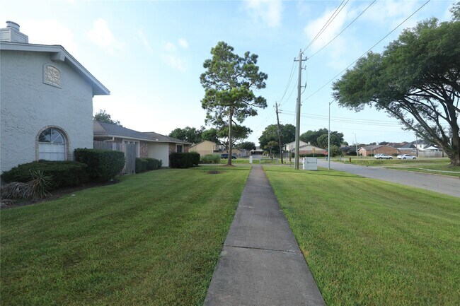 6573 South Briar Bayou Drive, Houston, TX 77072 photo 2