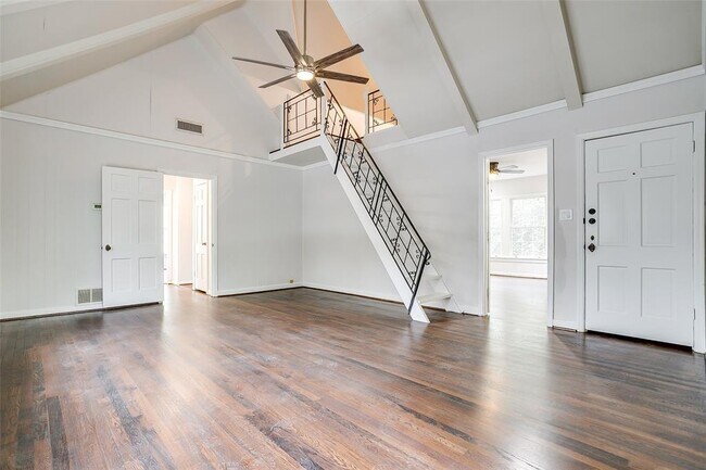 404 Monticello Drive, Fort Worth, TX 76107 photo 3