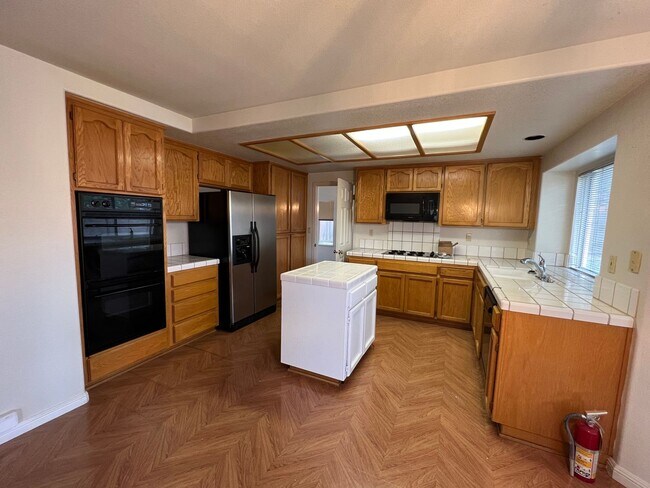 Huge 2 Story 5 Bedroom 3 Car Garage Home with Solar in Antioch photo 4