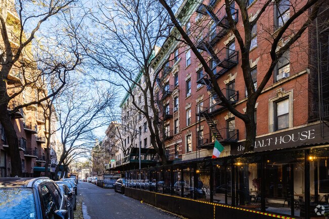 208 Thompson St New York, NY 10012 photo 4