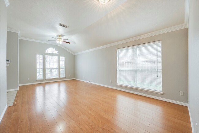 5900 Rising Meadow Dr Arlington, TX 76018 photo 2