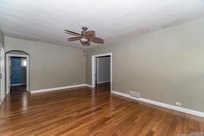 1542 W Magnolia Ave San Antonio, TX 78201 photo 5