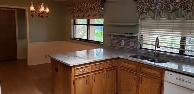 307 10th St Pflugerville, TX 78660 photo 4