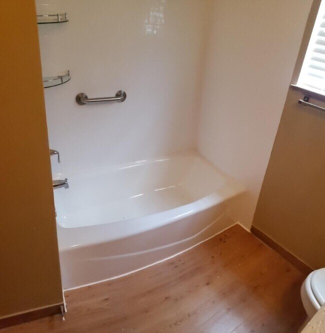 307 10th St Pflugerville, TX 78660 photo 2