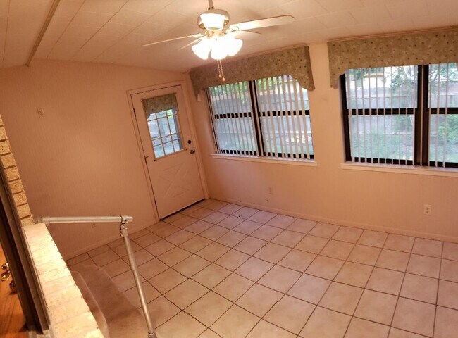 307 10th St Pflugerville, TX 78660 photo 5