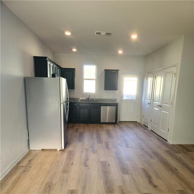 308 Flower Smith Ln Jarrell, TX 76537 photo 3