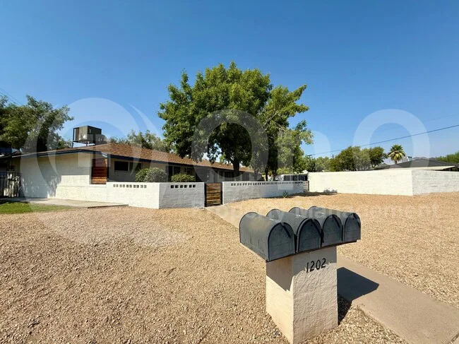 1202 E Kaler Dr Phoenix, AZ 85020 photo 5