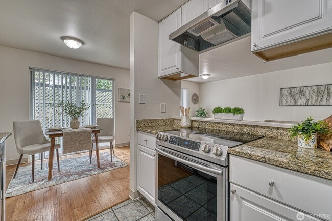 762 Hayes St Seattle, WA 98109 photo 2