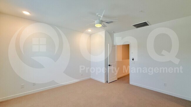 2746 W Red Fox Rd Phoenix, AZ 85085 photo 4