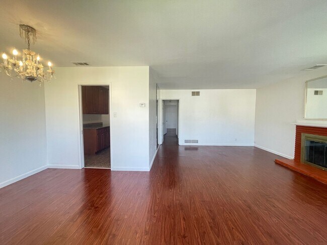 Beautiful  Spacious 4 Bedroom / 2 Bathroom Home photo 3