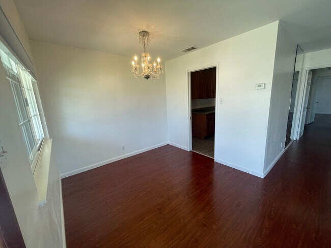 Beautiful  Spacious 4 Bedroom / 2 Bathroom Home photo 5