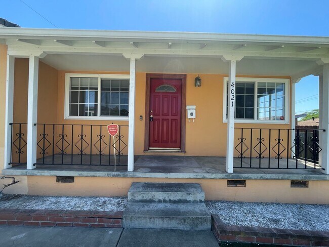 Beautiful  Spacious 4 Bedroom / 2 Bathroom Home photo 2