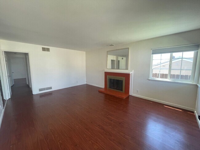 Beautiful  Spacious 4 Bedroom / 2 Bathroom Home photo 4