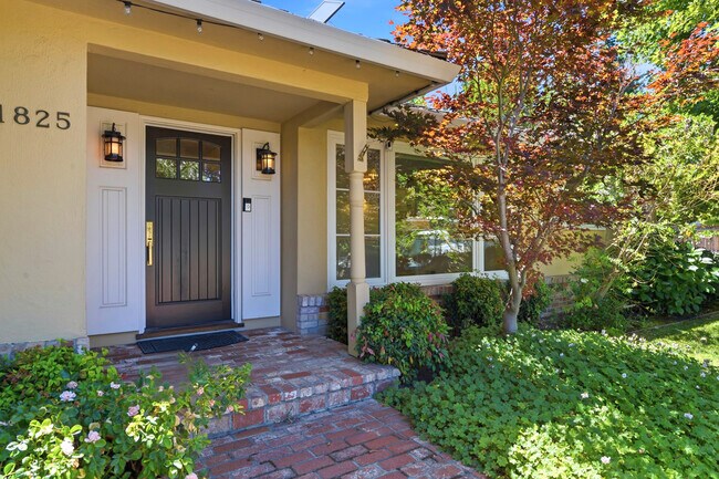 1825 White Oak Dr Menlo Park, CA 94025 photo 2