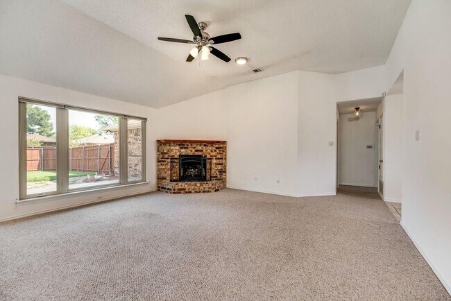 2031 Lansdown Drive, Carrollton, TX 75010 photo 3