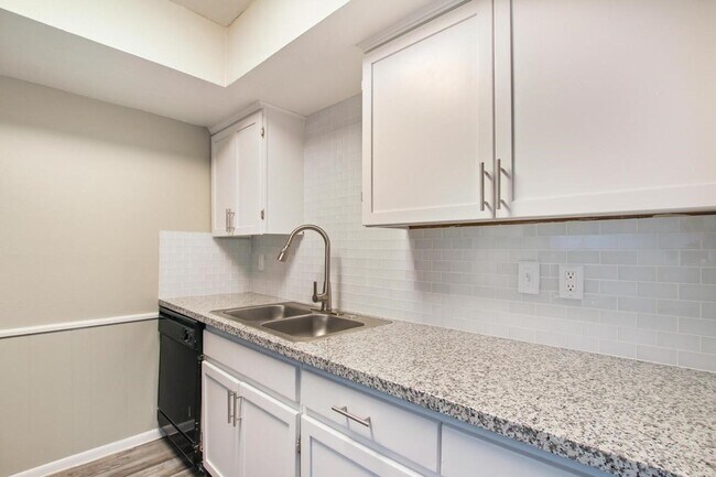 1212 Hampshire Ln Richardson, TX 75080 photo 3