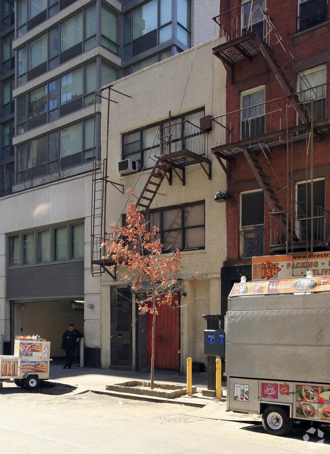 354 W 37th St New York, NY 10018 photo 4