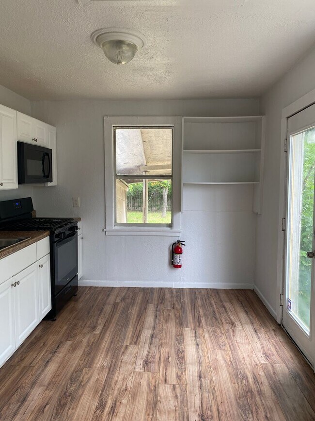 2310 Jupiter St San Antonio, TX 78226 photo 2
