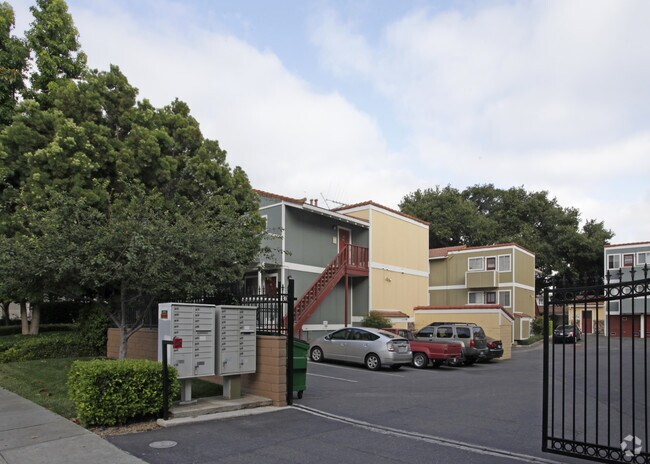 Reed Oaks Apartments photo 3