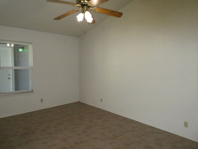 8705 Pineridge Dr Austin, TX 78729 photo 4