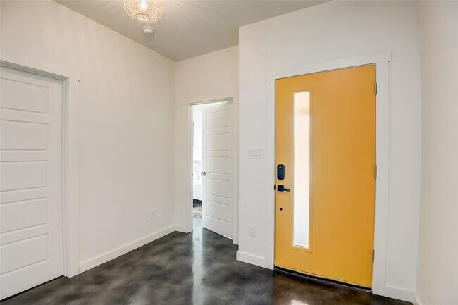 1464 E Rosedale St Fort Worth, TX 76104 photo 5