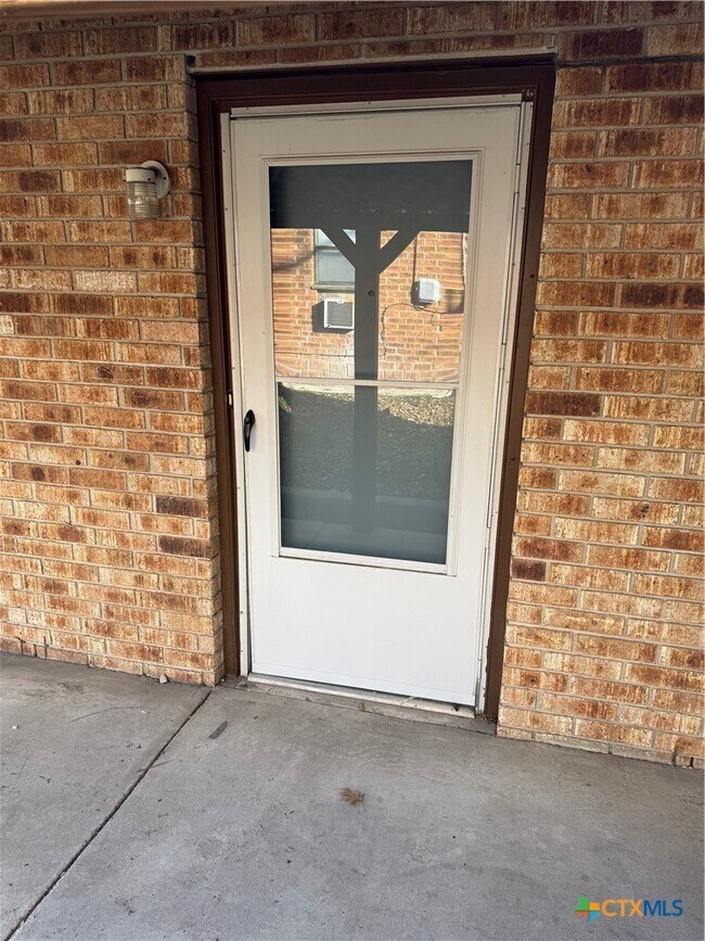 510 N Bauer St Seguin, TX 78155 photo 2