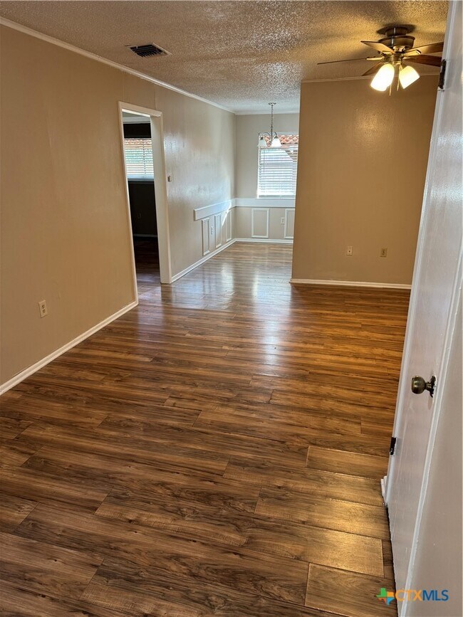 510 N Bauer St Seguin, TX 78155 photo 5