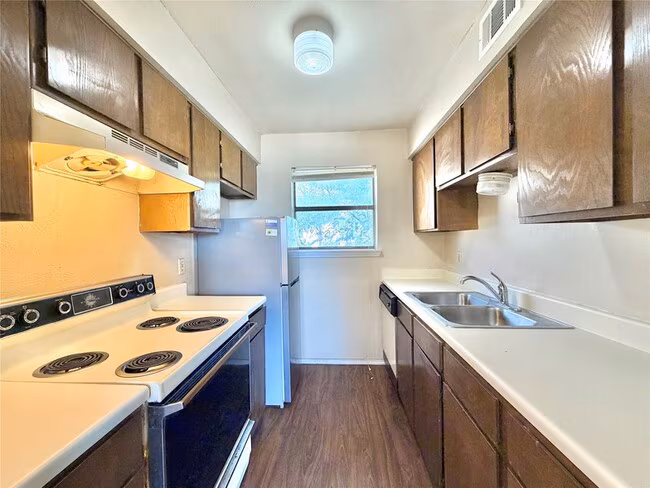 2526 W Prairie St Denton, TX 76201 photo 4